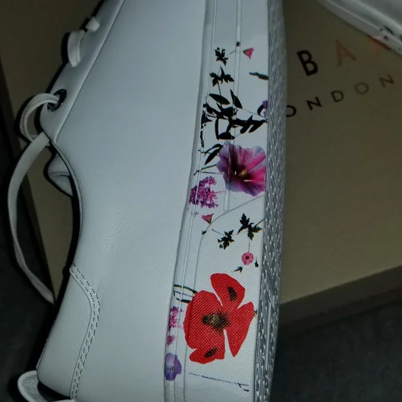 Ted Baker LONDON Sneakers. Size 10. White/Floral at the sole - Picture 2 of 8